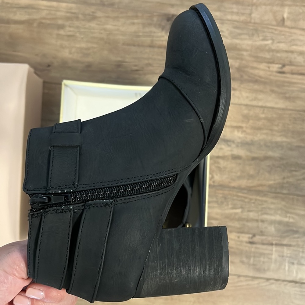 Restricted boots - Picture 4 of 5